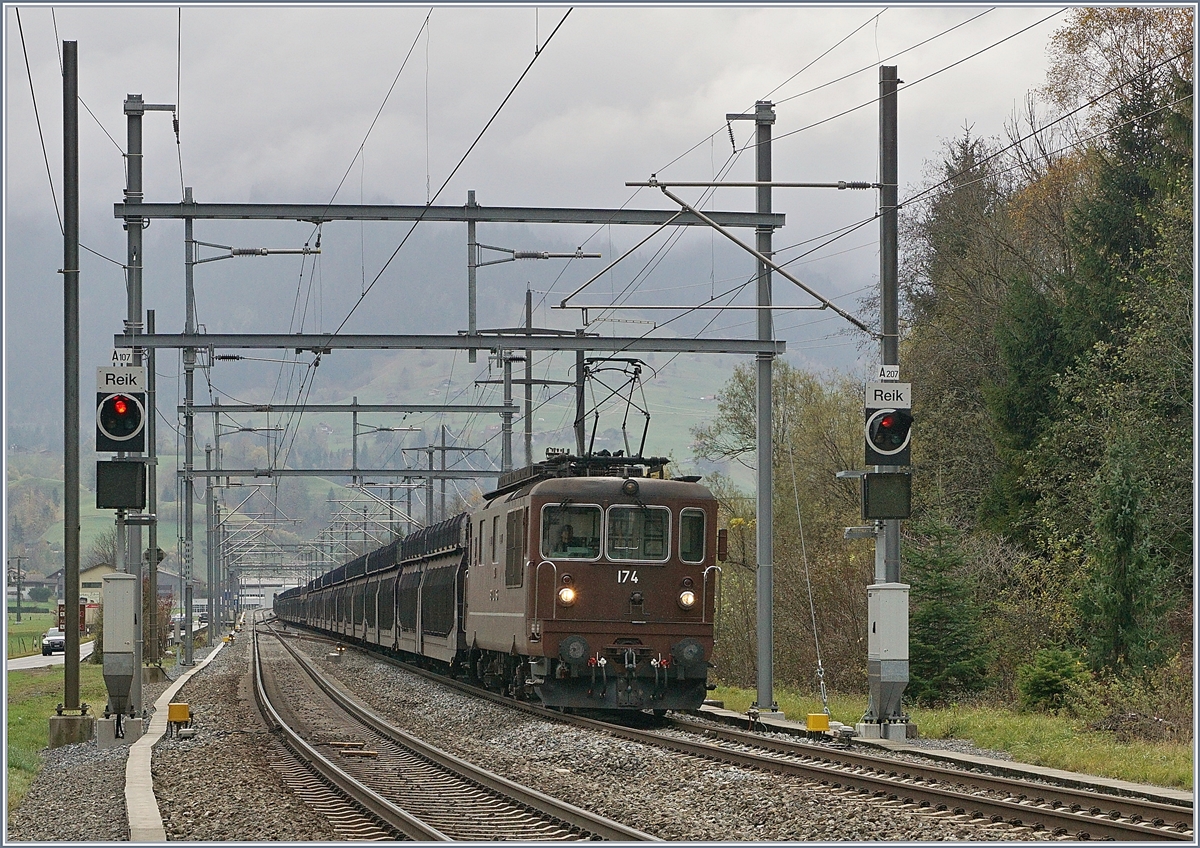 Die BLS Re 4/4 174 erreicht mit einem leeren Autowagen Zug Mülenen. 
Mülenen ist nur eine Haltestelle die zu sehenden Signale und Weichen gehören bereits zum Bahnhof von Reichenbahch im Simmental. 
30. Okt. 2017