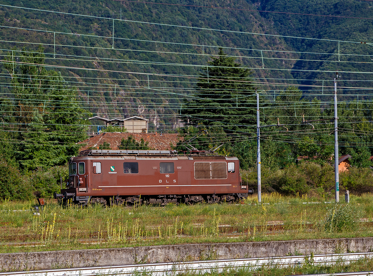 Die BLS Re 4/4 182 „Kandergrund“ / Re 425 182 (91 85 4425 182-3 CH-BLS) fährt am 02.08.2019 als Lz (solo) über die einspurige Güterzugumfahrung Domodossola zum Rangierbahnhof Beura-Cardezza (ex Rbf Domodossola II). Diese Strecke ist mit 15 kV 16,7 Hz Wechselstrom elektrifiziert. 

Die Re 4/4 wurde 1974 von der Schweizerische Lokomotiv- und Maschinenfabrik (SLM) in Winterthur unter der Fabriknummer 5038 gebaut, die elektrische Ausrüstung ist von BBC.
