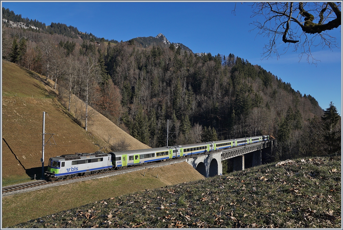 Die BLS Re 4/4 II 502 ist mit ihrem RE 4068 auf dem Weg von Zweisimmen nach Interlaken Ost und überquert kurz vor Weissenburg die 135 Meter lange Bunschenbachbrücke.

12. Jan. 2020 
