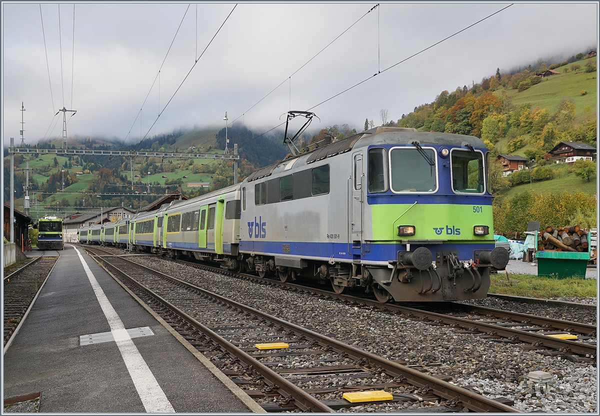 Die BLS Re 4/4 II 501 (ex SBB) mit einem RE bestehend aus EW III (ex Swiss Express) nach Spiez beim Halt in Boltigen. 

22. Okt. 2019