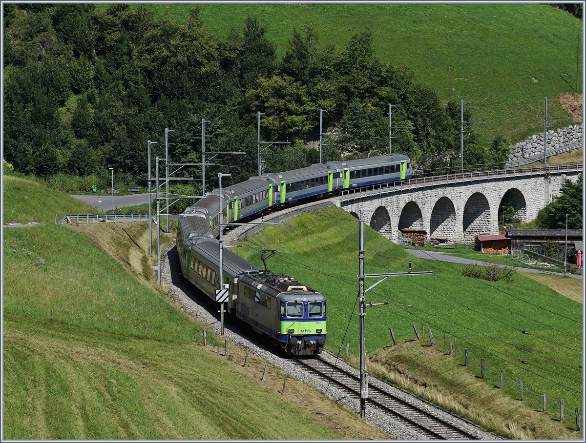 Die BLS Re 4/4 II 502 ist bei Garstatt mit einem RE nach Interlaken Ost unterwegs.

11. August 2020