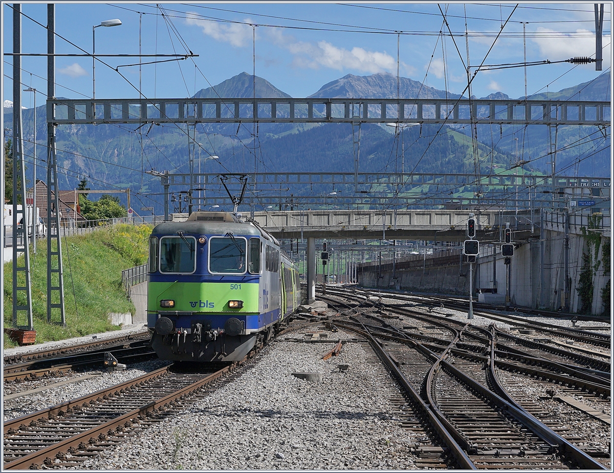 Die BLS Re 4/4 II 501 erreicht mit ihrem RE von Interlaken Ost nach Zweisimmen den Bahnhof von Spiez. 

19. August 2020