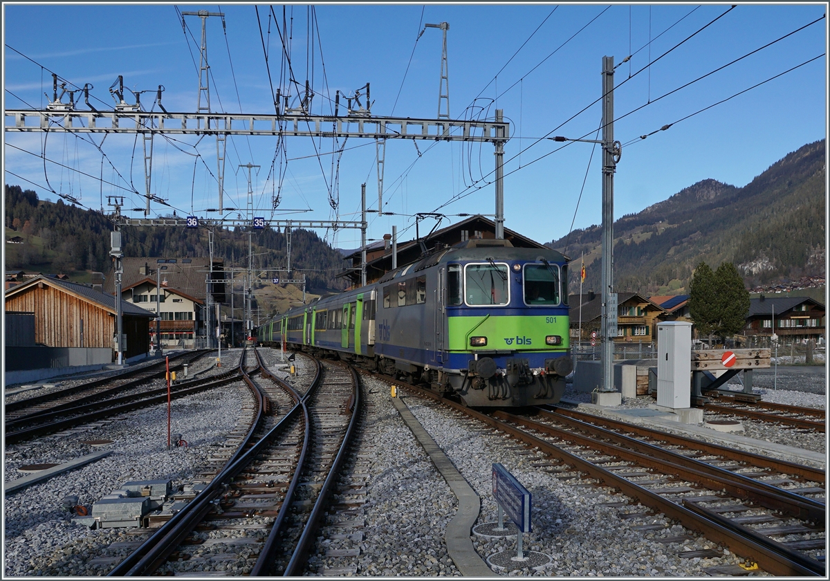 Die BLS Re 4/4 II 501 erreicht mit ihrem RE 4073 von Interlaken Ost ihr Ziel Zweisimmen. Neben dem schöne Zug ist auch ein Blick auf die Gleis- und Fahrleitungsanlage im Linken Bildteil interessant: Auf dem nach links führenden Gleis wird ab Dezember 2022 die Schmalspurlok den Umspurzug Montreux - Interlaken - Montreux verlassen bzw. zu diesem gelangen. Dieses Manöver benötigt auch eine Umstellung der Fahrleitungsspannung, was an den recht zahlreichen Umschaltern auf dem Fahrleitungsmast zeigt. 

25. November 2020