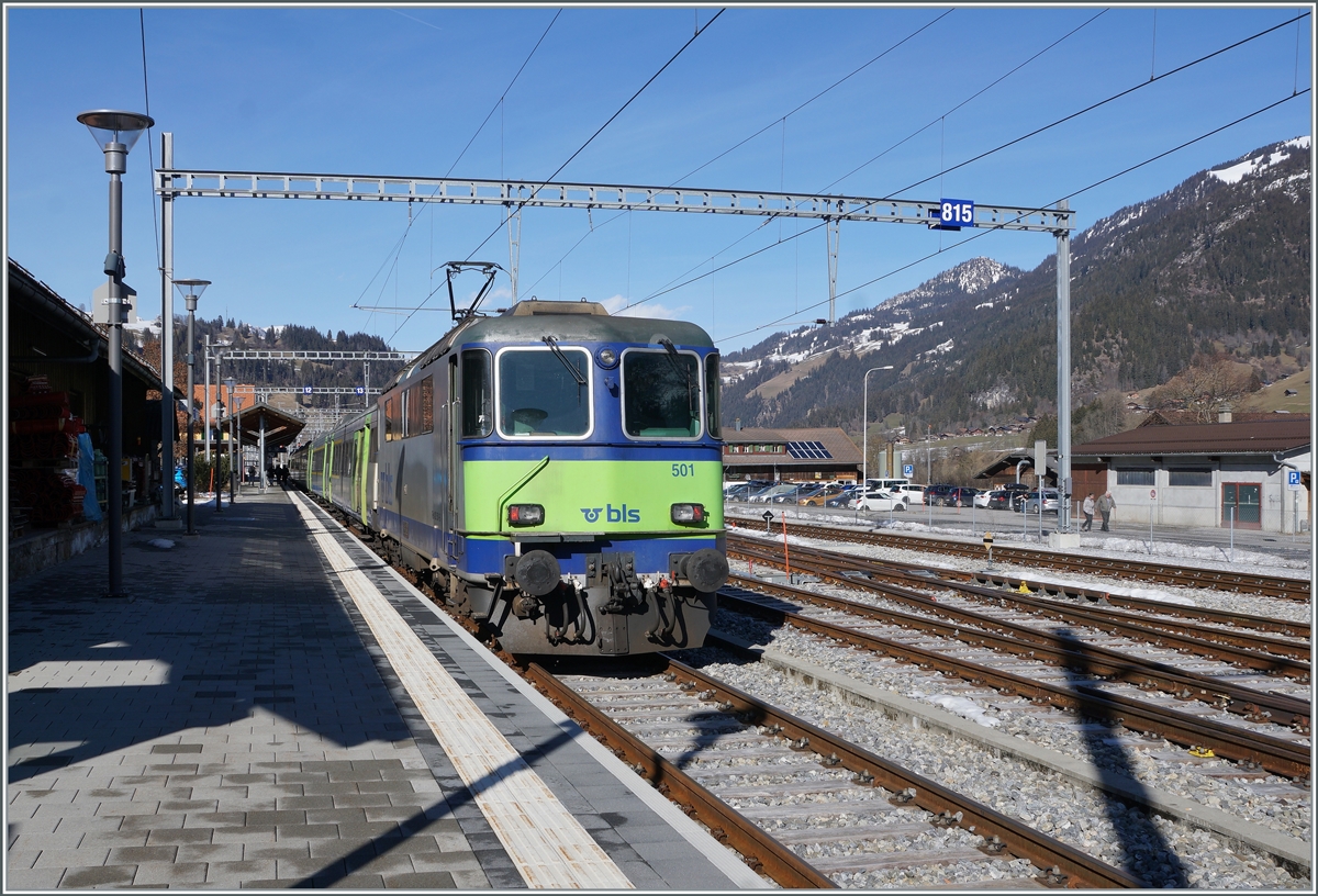 Die BLS Re 4/4 II 501 ist mit seinem EW III RE von Interlaken Ost in Zweisimmen eingetroffen und wird einer guten Stunde an den Thunersee zurück fahren. 

17. Februar 2021