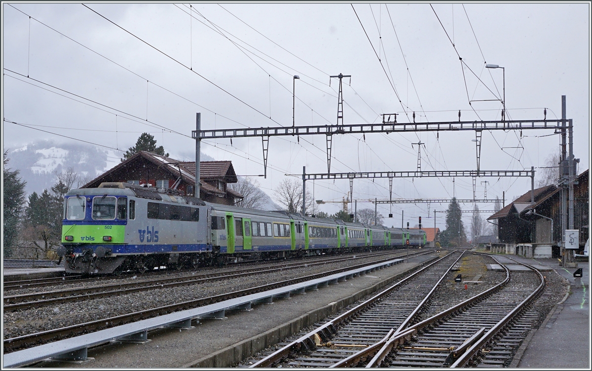 Die BLS Re 4/4 II 502 schiebt in Leissigen ihren RE von Zweisimmen nach Interlaken durch den Bahnhof, der seit dem Fahrplanwechsel für den Lokalverkehr nur noch mit einer Buslinie bedient wird. 

16. März 2021