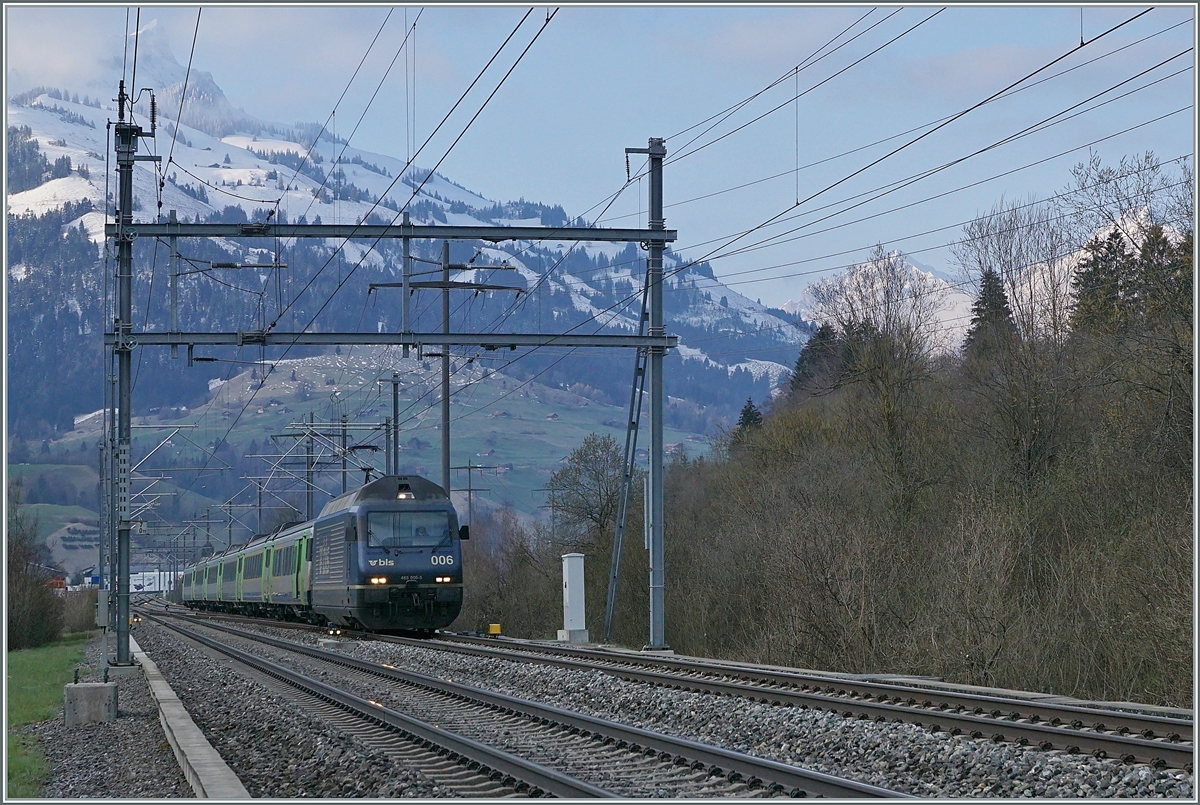 Die BLS Re 465 002 erreicht mit ihrem EW III Regionazug von Frutigen nach Spiez den Halt Mülenen. 

14. April 2021