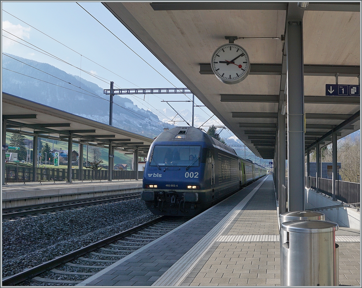 Die BLS Re 465 002 erreicht mit ihrem EW III Regionazug von Frutigen nach Spiez den Halt Mülenen. 

14. April 2021