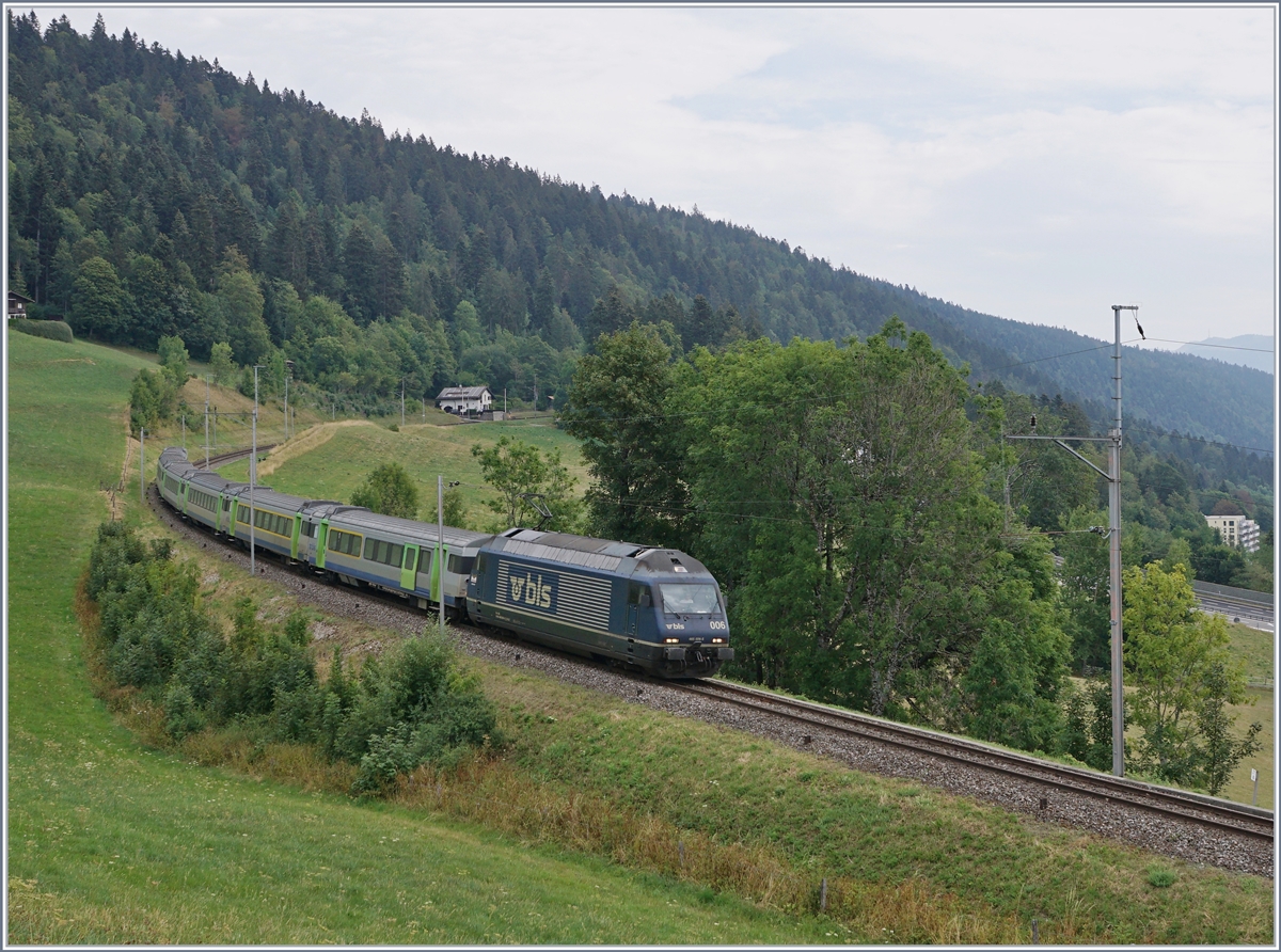 Die BLS Re 465 006 ist mit einem RE von La Chaux-de-Fonds nach Bern kurz vor Les Hauts-Geneveys unterwegs. 12. August 2020