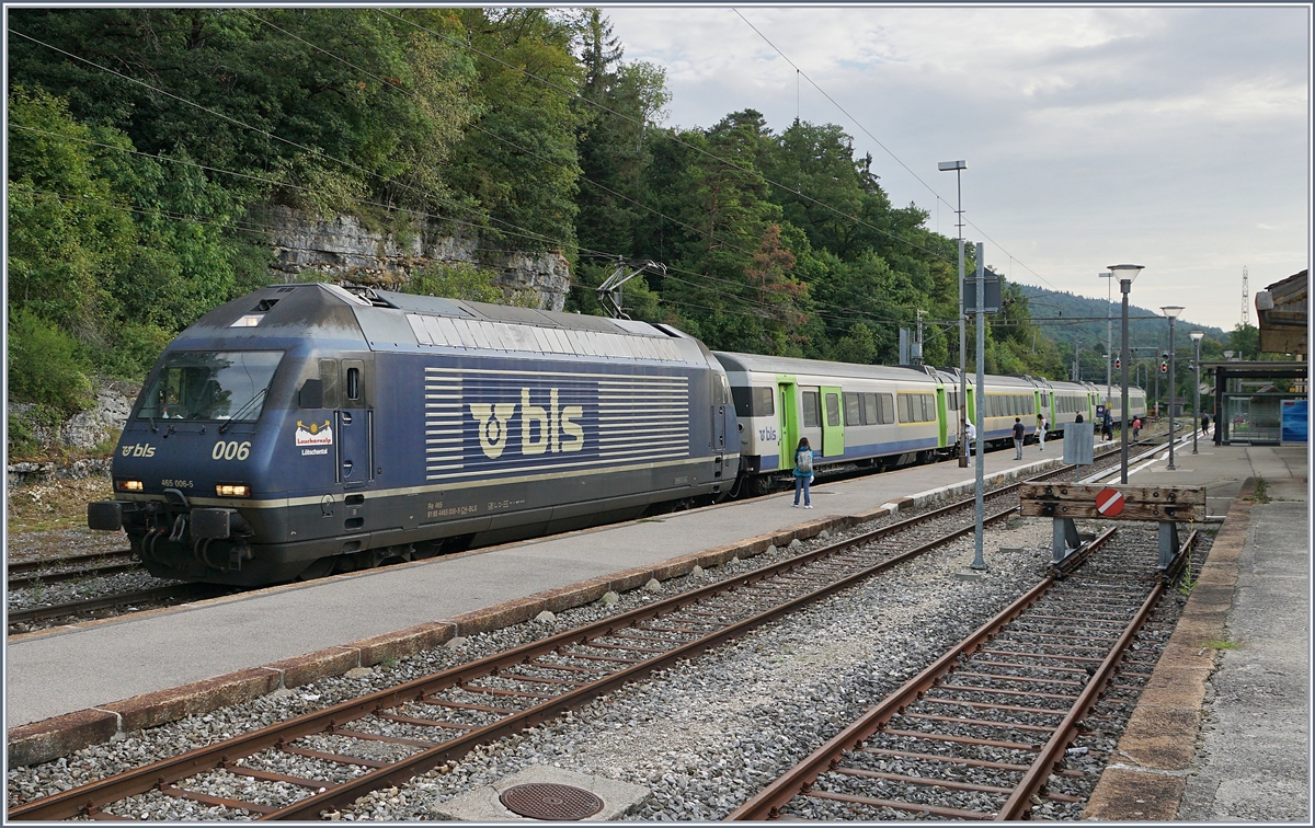 Die BLS Re 465 006 wendet im Spitzkehrbahnhof von Chambrelien mit ihrem RE von Bern nach La Chaux-de-Fonds. 

12. August 2020  