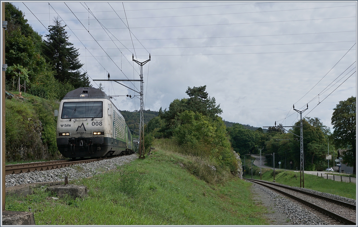 Die BLS Re 465 008 erreicht mit ihrem aus EW III formierten RE 3919 von La Chaux-de-Fonds nach Bern den Spitzkehrbahnhof Chambrelien. Kurze Zeit später wird der Zug auf dem rechts im Bild zu sehnende Gleis in Richtung Neuchâtel fahren.

3. Sept. 2020
