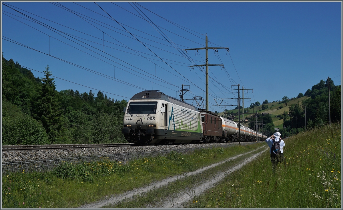 Die BLS Re 465 008 und eine BLS Re 4/4 mit einem Güterzug bei Mülenen auf dem Weg in Richtung Süden.

14. Juni 2021