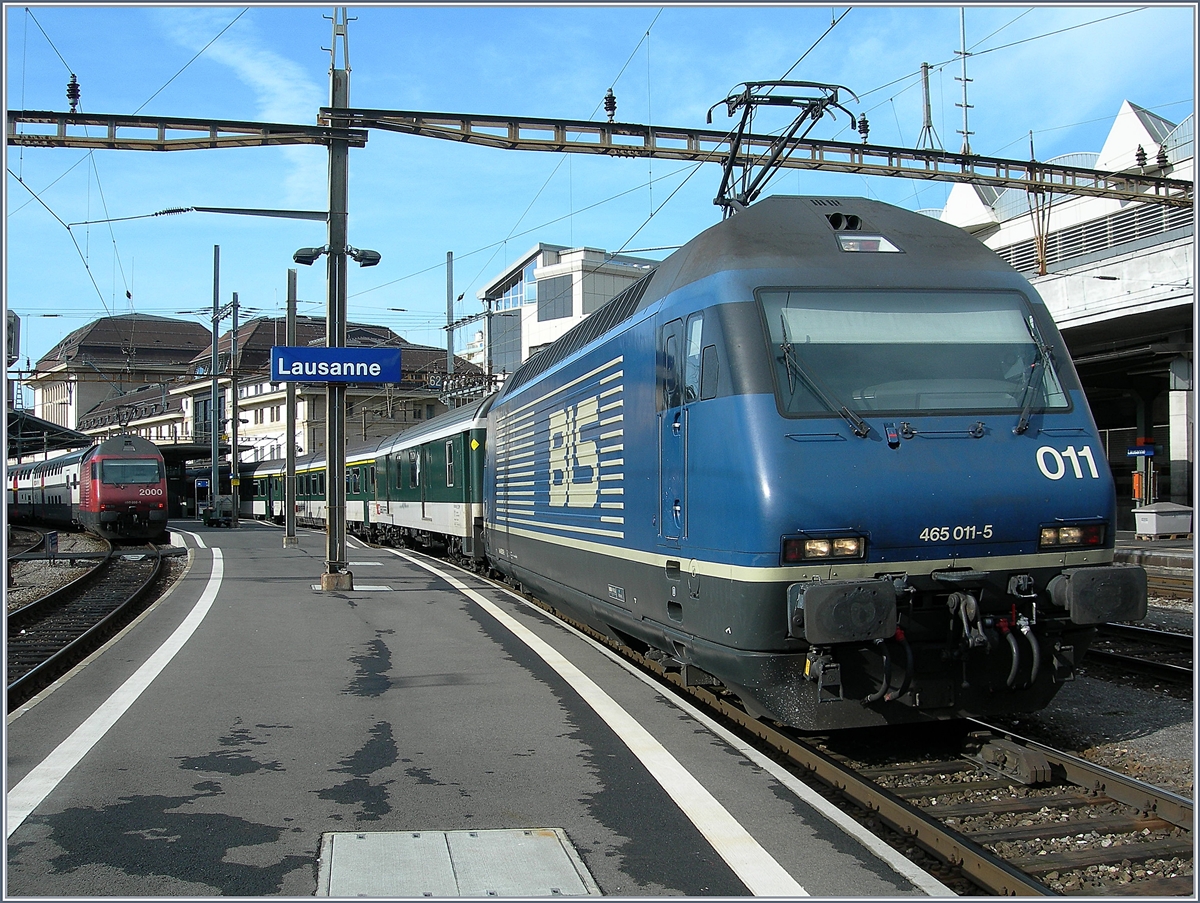 Die BLS Re 465 011-5 in Umlauf eines Walliser_IR beim Halt in Lausanne. ZU jender Zeit etwas ganz normals und heute  undenkbar . 
9. Feb. 2017