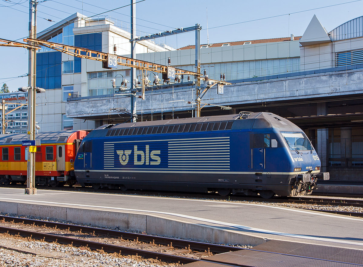 
Die BLS Re 465 015-6 La Vue-des-Alpes“ (91 85 4465 015-6 CH-BLS) mit dem Gleismesswagen 99 85 936 2 000-3 (vermutlich ex SBB X 60 85 99 73 105-6) und dem SPENO Schienenschleifzug  RR 16 MS-11 (99 85 9127 102-3 CH- SPENO) am Haken, hat am 29.05.2012 im Bahnhof Lausanne Hp0.

Die Lok wurde 1996 von der SLM Winterthur unter der Fabriknummer 5739  gebaut, der elektrische Teil ist von ADtranz. 

Die BLS Re 465 ist eine von der BLS Lötschbergbahn beschaffte elektrische, vierachsige Universallokomotive mit Umrichtertechnik. Sie ist eine Variante der Re 460 der SBB und gehört zur Lok-2000-Familie. Der Unterschied zur SBB Re 460 ist die Umrichteranlage. Im Gegensatz zur Re 460, die mit einem Umrichter pro Drehgestell ausgerüstet ist, verfügt die BLS Re 465 über einen Umrichter pro Radsatz. Somit lässt sich eine schleudernde Achse schneller und effektiver wieder in normalen Lauf bringen. Zudem besitzt die Re 465 sechspolige Asynchron-Fahrmotoren (Re 460: vierpolige Asynchronmotoren). Dadurch hat die Re 465 eine um 300 kW höhere Dauerleistung von insgesamt 6.270 kW (Stundenleistung von 7.000 kW) gegenüber der Re 460. Zudem ist die Re 465 mit der Vielfachsteuerung des Systems IIId und mit Übergangskabel BLS/BBC ausgerüstet.  Dies erlaubt die Vielfachsteuerung zum Beispiel mit Re 4/4II, Re 4/4III, Re 6/6, Re 425 oder Ae 415. Die Radsätze im Drehgestell stellen sich radial zum Gleisbogen ein.

Die Re 460 und die Re 465 sind erfolgreiche Konstruktionen. Dank ihnen gewann das schweizerische Konsortium SLM/ABB Ausschreibungen von Hochleistungslokomotiven in Norwegen (NSB El 18), Finnland (VR Baureihe Sr2) und Hongkong (KCRC TLN/TLS).

TECHNISCHE DATEN:
Spurweite:  1.435 mm (Normalspur)
Achsformel:  Bo’Bo’
Länge über Puffer:  18.500 mm
Höhe:  4.540 mm
Breite:  3.000 mm
Dienstmasse:  84 t
Zugelassene Höchstgeschwindigkeit:  160 km/h
Stundenleistung:  7.000 kW
Dauerleistung:  6.400 kW
Anfahrzugkraft:  300 kN
Treibraddurchmesser:  1.100 mm
Stromsystem:  Wechselstrom 15 kV 16,7 Hz
