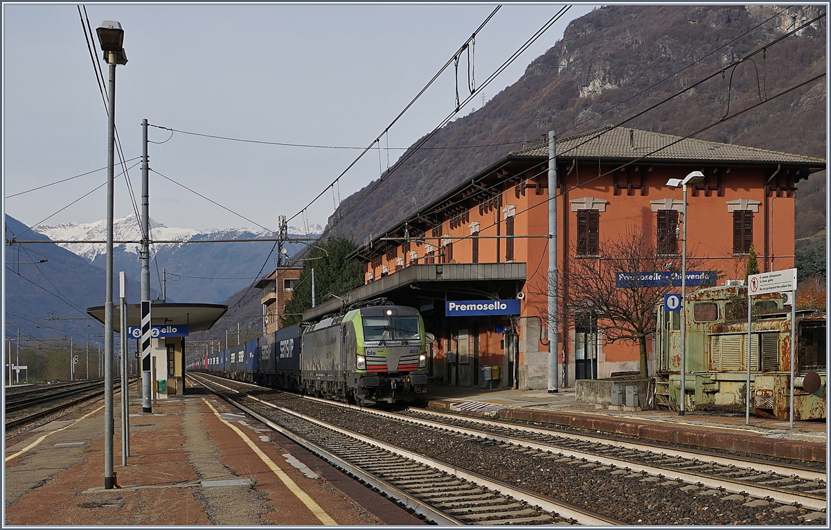 Die BLS Re 475 404 fährt mit einem Güterzug auf der Strecke Domodossola - Milano Richtung Süden durch die Station Premosello-Chiovenda.
29. Nov. 2018