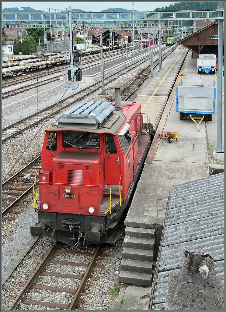 Die Bm 4/4 18401 in Langnau nach getaner Arbeit. Der Zirkus ist abgeladen. 
03. Juli 2007