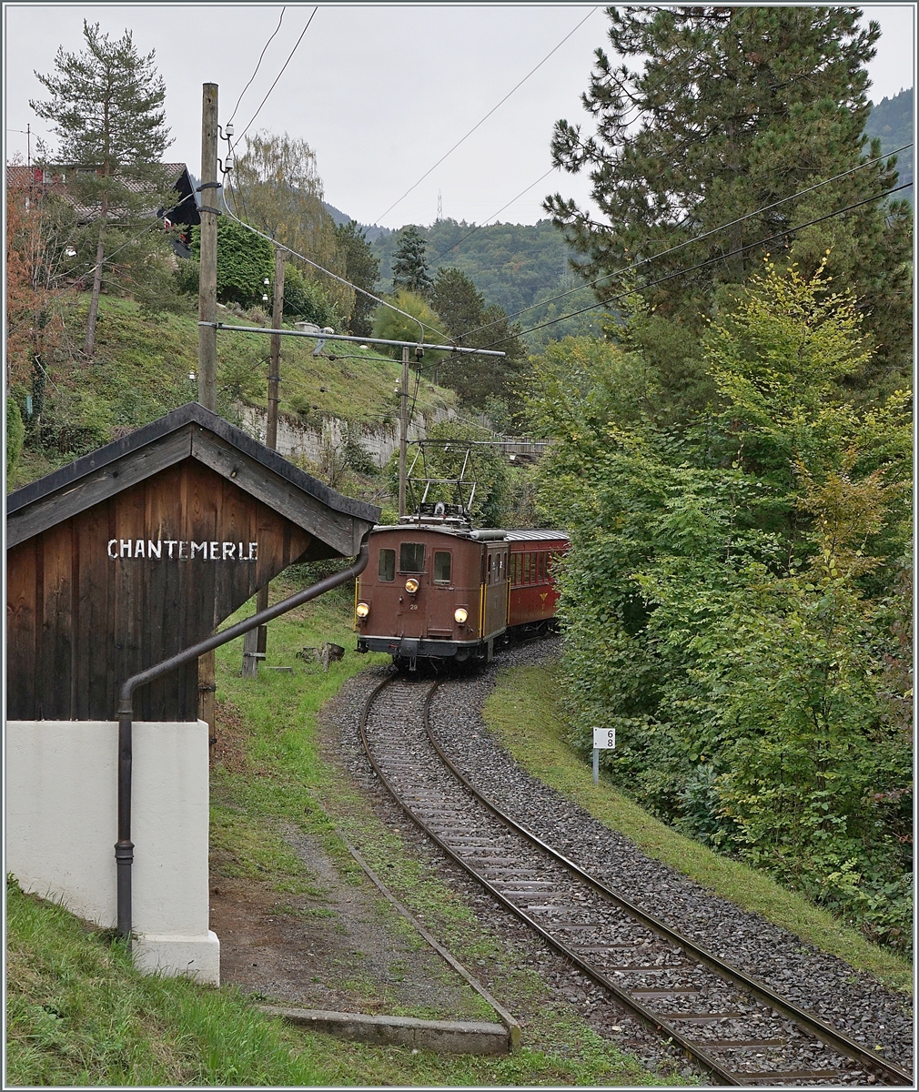 Die BOB HGe 3/3 29 erreicht mit ihrem Zug nach Blonay den Halt Chantemerle. 

1. Okt. 2022