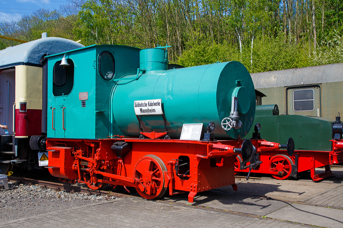 Die Borsig 7794 Dampfspeicherlokomotive Südkabel 120 (der Süddeutsche Kabelwerke AG, Mannheim) am 30.04.2017 im Eisenbahnmuseum Bochum-Dahlhausen.  Die Lok wurde 1910 von Borsig in Berlin-Tegel unter der Fabriknummer 7794 gebaut.

Dampfspeicherlokomotiven steilen eine Sonderbauart von Dampflokomotiven dar, da die Kesselbauform und dessen Funktionsweise von der der klassischen Dampflokomotiven abweicht. Der Kessel einer Dampfspeicherlok besitzt keine Feuerbüchse mit einem brennenden Feuer und so ist es auch nicht möglich, den Dampf an Bord der Maschine zu erzeugen Typisch dafür ist auch der fehlende Schornstein Dampfspeicherlokomotiven werden z.B. dort eingesetzt, wo wegen Explosionsgefahr kein Feuer erlaubt ist, beispielsweise in Raffinerien oder Sprengstoffwerken. Der Dampf wird in einer stationären Kesselanlage erzeugt und der Lokomotive zugeführt, die Lok also regelrecht ,,mit Dampf betankt . Dies lässt auch auf das weitere Einsatzgebiet derartiger Maschinen schließen. In Betrieben, wo aus produktionstechnischen Gründen viel Dampf anfällt, lohnt der Einsatz von Dampfspeicherlokomotiven, da der Dampf sozusagen kostenlos zur Verfügung steht. 

Der Kessel der ,,Südkabel 120  ist ein sogenannter Ruth'scher Dampfspeicher. Beim Füllvorgang wird in den teilweise mit heißem Wasser gefüllte Kessel Dampf mit einem Druck bis zu 12 bar eingelassen. Hierbei wird die Fähigkeit des Wassers ausgenutzt, große Mengen Dampf speichern zu können. Sink beim Betrieb der Druck im Kessel durch Dampfentnahme, so entweicht neuer Dampf aus dem heißen Wasser. So kann eine Dampfspeicherlokomotive mehrere Stunden Dienst leisten, bis der Kessel erschöpft und wieder betankt werden muss.
Weiterhin typisch für Dampfspeicherlokomotiven sind die unter dem Führerhaus angebrachten Zylinder, da so die Wege der Rohrleitungen von der Dampfentnahme aus dem Kessel bis zum Zylinder möglichst kurz gehalten werden können, um eine zu starke Abkühlung des Dampfes und damit den Niederschlag von Wasser in den Zylindern zu verhindern.

TECHNISCHE DATEN:
Spurweite: 1.435 mm
Achsfolge: B
Länge über Puffer: 6.000 mm
Treibraddurchmesser: 850 mm