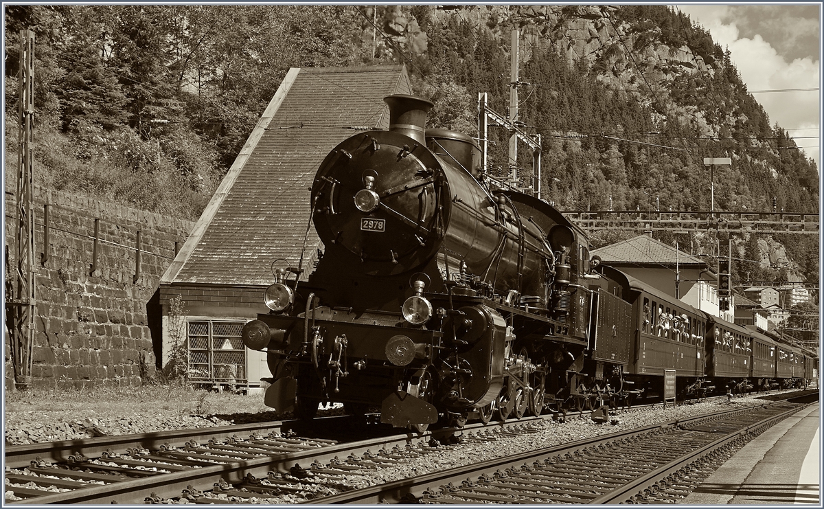 Die C 5/6 2978 ist mir ihrem SRF Extrazug in Göschenen eingetroffen und fasst nach der langen und steilen Fahrt über die Nordrampe ausgiebig Wasser.
28. Juli 2016