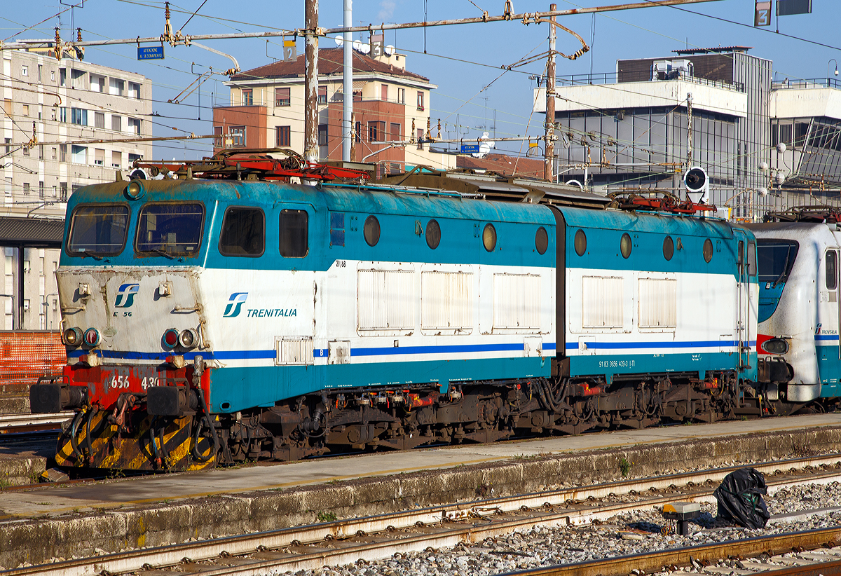 
Die Caimano (deutsch: Kaiman) E.656.439 (91 83 2656 439-3 I-TI) der Trenitalia am 29.12.2015 abgestellt beim Bahnhof Milano Centrale (Mailand Zentral).

Die Baureihe E.656 Spitznamen Caimano (deutsch: Kaiman) ist eine sechsachsige italienische Elektrolokomotive in zweiteiliger Gelenkbauweise. Von diesen wurden von 1975 bis 1989 in sechs Bauserien 461 Stück gebaut. Die Baureihe E.656 stellt die letzte in Italien gebaute Elektrolok-Baureihe dar, bei der die Traktionsleistung mit einem elektromechanischen Stufenschalter geregelt wird. Die Fahrstufen müssen jedoch beim Anfahren nicht einzeln vom Lokführer eingestellt werden, sondern lassen sich über eine Anfahrautomatik ansteuern. Da Dreiachsige Drehgestelle nicht in Frage kamen, denn „Schienenfresser“ wollte man nicht. Haben diese Loks drei zweiachsige Drehgestelle in einer Lok.

Die Baureihe E.656 wird im Reise- und Güterzugverkehr eingesetzt. Sie bildete über lange Jahre das Rückgrat der italienischen Schnellzugstraktion. So wurde in den 1990er Jahren auch etwa der TEE Mediolanum auf italienischer Seite mit einer E.656 bespannt. Künftig soll beinahe die gesamte Baureihe schrittweise zum Güterverkehr umstationiert werden. Dazu wird die Getriebeübersetzung zu Gunsten der Zugkraft geändert. Die modifizierten Maschinen haben eine Höchstgeschwindigkeit von 120 km/h und werden in E.655 umgezeichnet. Nur die sechste Bauserie (mit Wendezugsteuerung, die E.656.551–608) soll vorerst beim Regionalverkehr verbleiben – Haupteinsatzgebiete sind dabei Ligurien und der italienische Nordwesten.

Technische Daten:
Spurweite: 	1.435 mm (Normalspur)
Achsformel: Bo'Bo' Bo'
Länge: 18.290 mm 
Höhe: 3.800 mm
Breite: 3.000 mm
Drehzapfenabstand:  5.200 mm
Achsabstand im Drehgestell: 2.850 mm
Dienstgewicht: 120 t
Höchstgeschwindigkeit: 150 km/h 
Dauerleistung: 4.800 kW (6.440 PS)
Anzahl der Motoren: 12
Anfahrzugkraft: 249 kN
Treibraddurchmesser: 	1.250 mm
Stromsysteme: 3.000 V DC 

