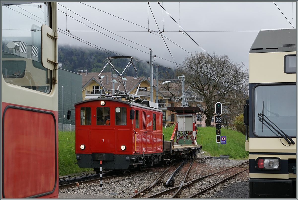 Die CEV HGe 2/2 N° 1 verlässt mit einem Dienstzug Blonay - und war schon klar, dass keiner der beiden Triebwagen auf Les Pleiades fahren würde. 
1. Mai 2016