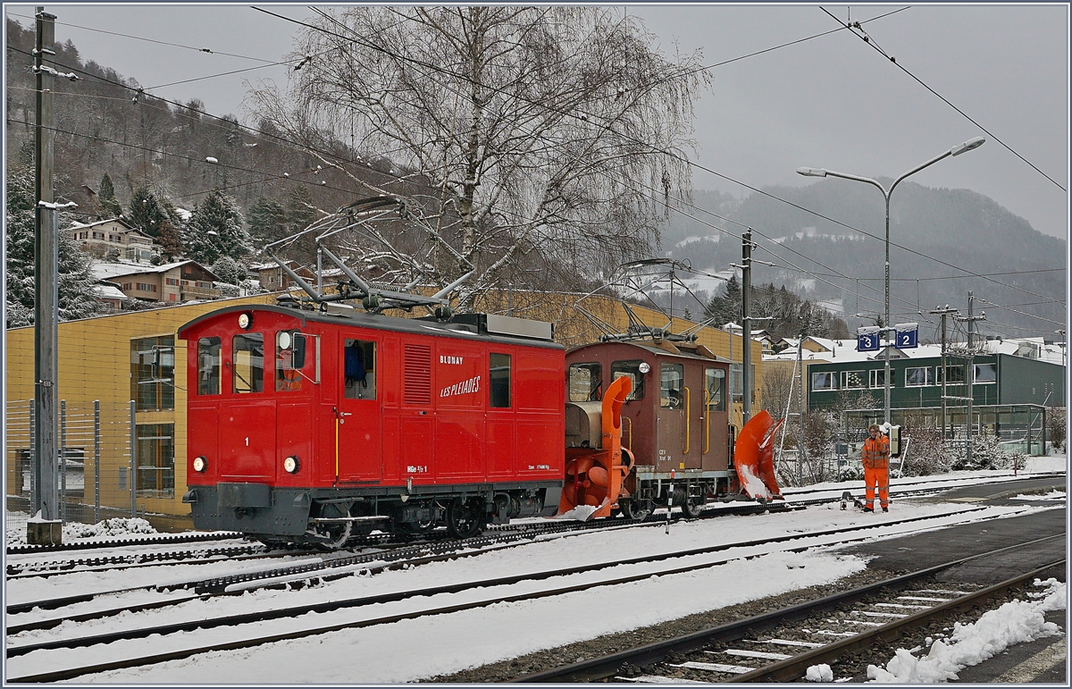 Die CEV HGe 2/2 N° 1 mit dem Rot 91 in Blonay.

28. Jan. 2019