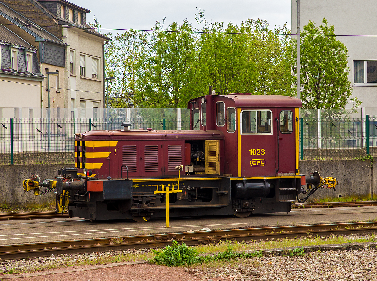 Die CFL 1025 (Deutz 56324) abgestellt am 15.05.2016 beim Bahnhof von Luxemburg. 

Für den Einsatz von Arbeitszügen lieferte Deutz zwischen 1953 und 1957 vier zweiachsige Dieselloks des Typs A8 L614 mit einer Leistung von 130 PS an die CFL. Die Kleinloks wurden bei der CLF (Société Nationale des Chemins de Fer Luxembourgeois) als Série 1020 eingereiht. Sie sind mit einem Strecken- und Rangiergang ausgerüstet, der 53 bzw. 24 km/h Höchstgeschwindigkeit erlaubt.

Die Deutz A8 L614 wurde 1956 von Klöckner-Humboldt-Deutz AG in Köln unter der Fabriknummer 56324 gebaut und an die CFL geliefert.

Für die Typenbezeichnung der Loks wurde die Motorbezeichnung herangezogen, bei KHD A8L 614 R bedeutete A = Fahrzeugmotor (Viertakt), 8 = Zylinderzahl, L = luftgekühlt, 6 = sechste Ausführung des Motors, 14 = Kolbenhub des Motors in cm, R = regelspurige Rangierlok.

Die Diesellokomotive hat einen luftgekühlten Deutz 8-Zylinder-V-Motor vom Typ A8L 614 R dessen 130 PS Leistung über ein Voith-Turbo-Getriebe übertragen werden. Vom hydraulischen Getriebe erfolgt dann die Kraftübertragung über Rollenketten auf beide Achsen.

Insgesamt wurden zwischen 1953 bis 1960 von Klöckner-Humboldt-Deutz (KHD) 66 Lokomotiven gebaut. Bei dieser Type wurde letztmals die Motorbezeichnung für die Bezeichnung der Lokomotive verwendet. Späte Ausführungen der A8L 614 R hatten bereits Gelenkwellenantrieb. 

TECHNISCHE DATEN:
Gebaut Anzahl: 66 (davon vier für die CFL)
Spurweite: 1.435 mm (Normalspur)
Achsformel: B
Länge über Puffer: 6.500 mm
Achsabstand: 2.980 m 
Dienstgewicht: 22 t
Höchstgeschwindigkeit:  53 km/h (Rangiergang)
Installierte Leistung:  95 kW (130 PS)
Treibraddurchmesser:  850 mm
Motorentyp: KHD A8L 614 R
Motorbauart: luftgekühlter Achtzylinder-Viertakt-Dieselmotor

