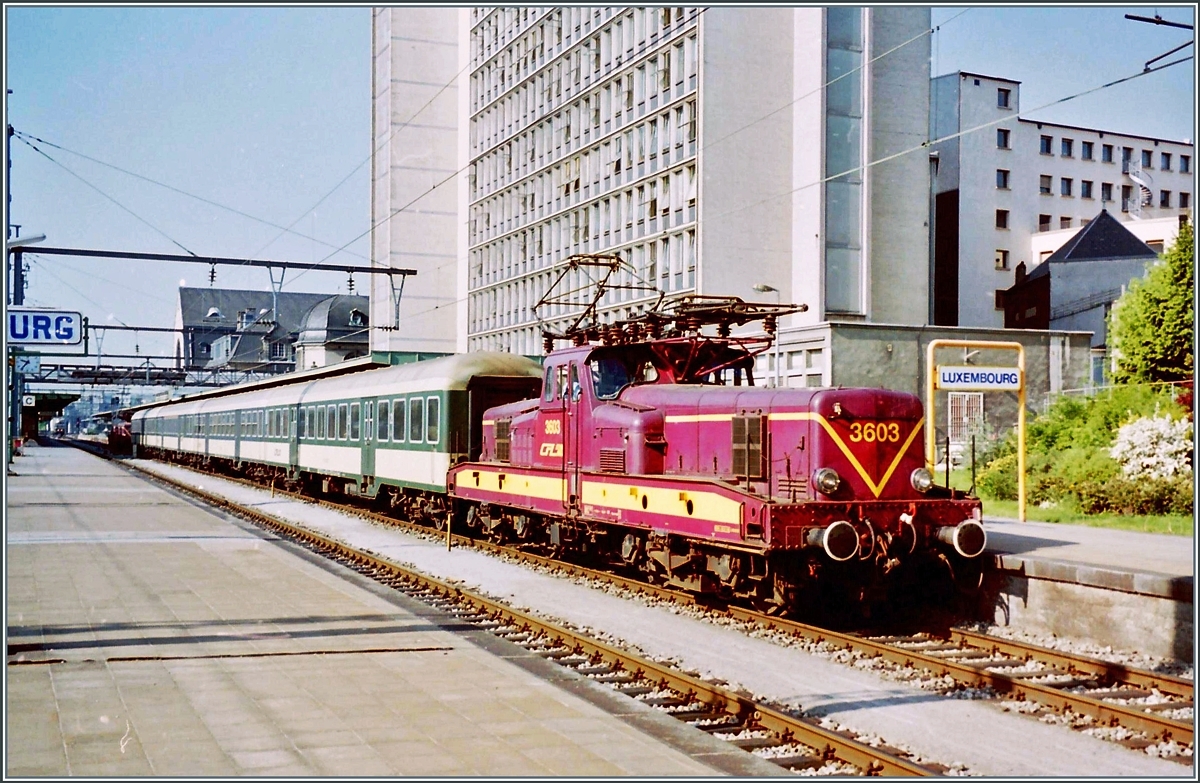 Die CFL 3603 wartet mit einem Regionalzug in Luxembourg auf die Abfahrt. 

Ein Analog Bild vom 13 Mai 1998