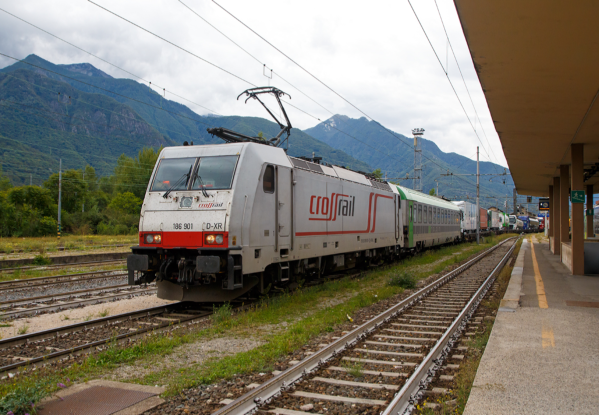 Die Crossrail E 186 901 (91 80 6186 901-5 D-XRAIL) kommt am 15.09.2017 mit einem RAlpin Rola-Zug in Domodossola an. 