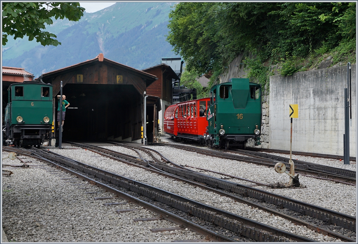 Die Dampflok 16 verlässt Brienz Richtung Rothorn, während die kohlegefeuerte N° 6 für den 11.10 Zug bereitgemacht wird.
8. Juli 2016