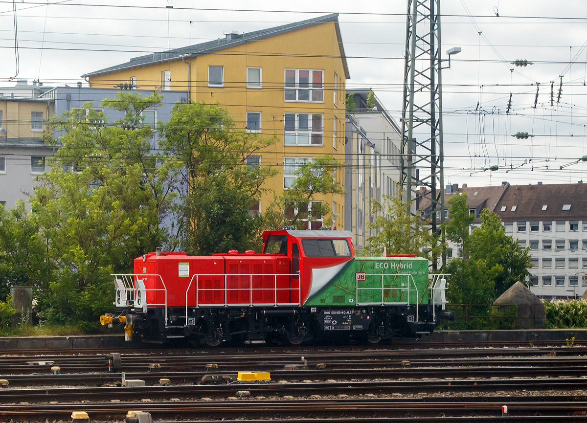 Die DB 1002 005-9 (90 80 1002 005-9 D-ALS) eine Alstom H3 Hybrid-Rangierlokomotive steht am 06.06.2019 beim Hbf Nrnberg (Aufnahme aus einem Zug heraus).

Die Alstom H3 wurde 2015 (Abnahme 2016) von ALSTOM Transport Deutschland GmbH in Salzgitter unter der Fabriknummer H3-00005 gebaut und an die DB Regio Bayern vermietet.

Nach ber zwei Jahren zieht man eine positive Umweltbilanz fr Hybrid-Rangierlokomotiven. 35 Prozent weniger Dieselkraftstoff, 80 Tonnen CO2-Ersparnis und weniger Lrm – das ist die positive Bilanz fr fnf dieser Hybrid-Rangierlokomotiven, die seit zwei Jahren bei DB Regio Bayern im Einsatz sind.

Die H3-Hybridlokomotive von Alstom zhlt zu den Forschungsprojekten der Deutschen Bahn. Ziel ist es, die technische und wirtschaftliche Serienreife von Hybridlokomotiven zu erreichen. Dafr sind fnf H3-Lokomotiven in einem insgesamt achtjhrigen Praxistest in den Bahnhfen Nrnberg und Wrzburg im Einsatz. Nach zweijhriger Erfahrung mit der neuen Technologie hat DB Regio Bayern zusammen mit der Technischen Hochschule Nrnberg wurde eine positive Zwischenbilanz gezogen.

Zu 78,6 Prozent fahren die Lokomotiven im Batteriebetrieb. Dadurch verbrauchen sie 35 Prozent weniger Dieselkraftstoff als vergleichbare Loks. Auerdem konnten in den zwei Jahren insgesamt rund 160 Tonnen CO2 eingespart werden. Weiterhin wurde eine Lrmreduzierung fr die Anwohner erreicht, da das Dieselaggregat nur dann anspringt, wenn die Batterien aufgeladen werden mssen.

Die Hybridvariante der 950 PS (700 kW) starken H3-Rangierlokomotive von ALSTOM hat eine Hchstgeschwindigkeit von 100 km/h und basiert auf einer dreiachsigen Fahrzeugplattform. ber ein Dieselaggregat wird Energie erzeugt und in die Batterien eingespeist. Von dort wird der Antriebsblock im Batteriebetrieb abgasfrei und geruscharm mit elektrischer Energie versorgt. Das Dieselaggregat verfgt ber eine moderne Abgasnachbehandlung und erfllt somit die EU-Abgasnorm Stufe IIIB.

Quelle: Deutsche Bahn