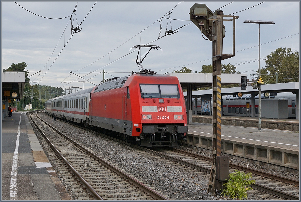 Die DB 101 100-6 verlässt mit dem IC 2004 von Konstanz nach Münster (Westf) Hbf den Bahnhof von Radolfzell. 

22. Sept. 2019