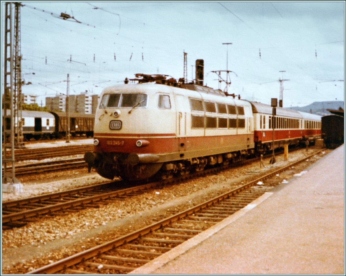 Die DB 103 245-7 verlsst mit dem TEE Rheingold Genve - Amsterdam den Bahnhof Basel Bad. Bf. 

Analogbild vom 4. Juli 1981