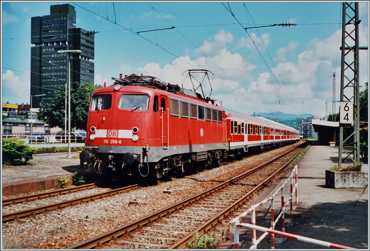 Die DB 110 350-6 wartet in Lörrach Stetten mit der RB 18082 nach Freiburg auf die Abfahrt.

Analogbild vom August 2002