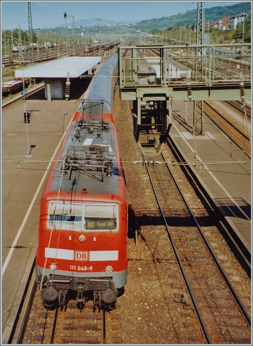 Die DB 111 048 ist in Weil am Rhein mit einem RE nach Basel unterwegs. 

Analogbild vom September 2003