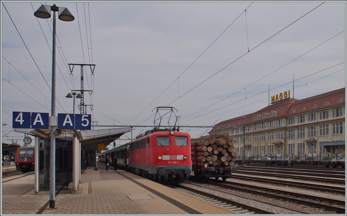 Die DB 115 198-4 (UIC N° 91 80 6 115 198-4 D-DB) übernimmt in Singen den IC 280 von Zürich nach Stuttgart und ich muss mich sputen, will ich doch auch in die Landeshauptstadt. 
Singen, den 11. Sept. 2015