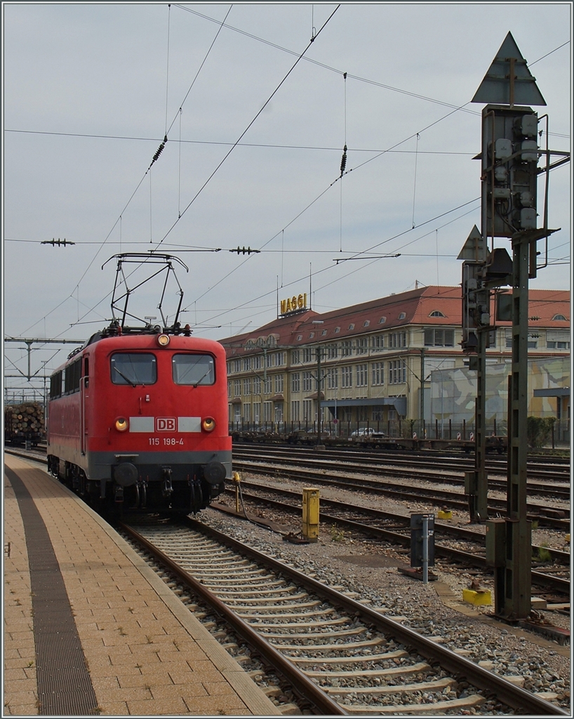 Die DB 115 198-4 (UIC N° 91 80 6 115 198-4 D-DB) in Singen.
11. Sept. 2015