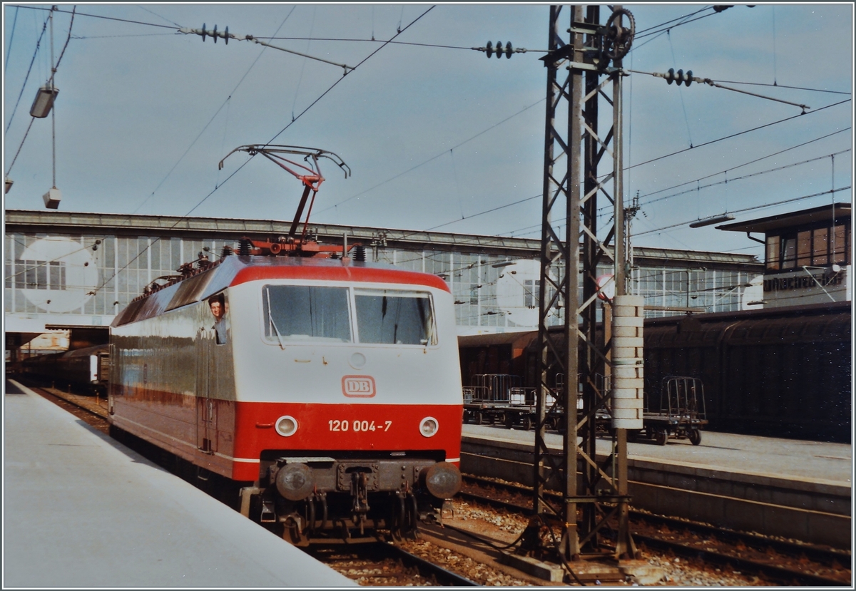 Die DB 120 004-7 ist mit einem IC in München eingetroffen, der IC wurde herausgezogen und die 120 004-7 erscheint nun in ihrem Glanz bei der Ausfahrt aus der Bahnhofshalle.

18. Mai 1984
