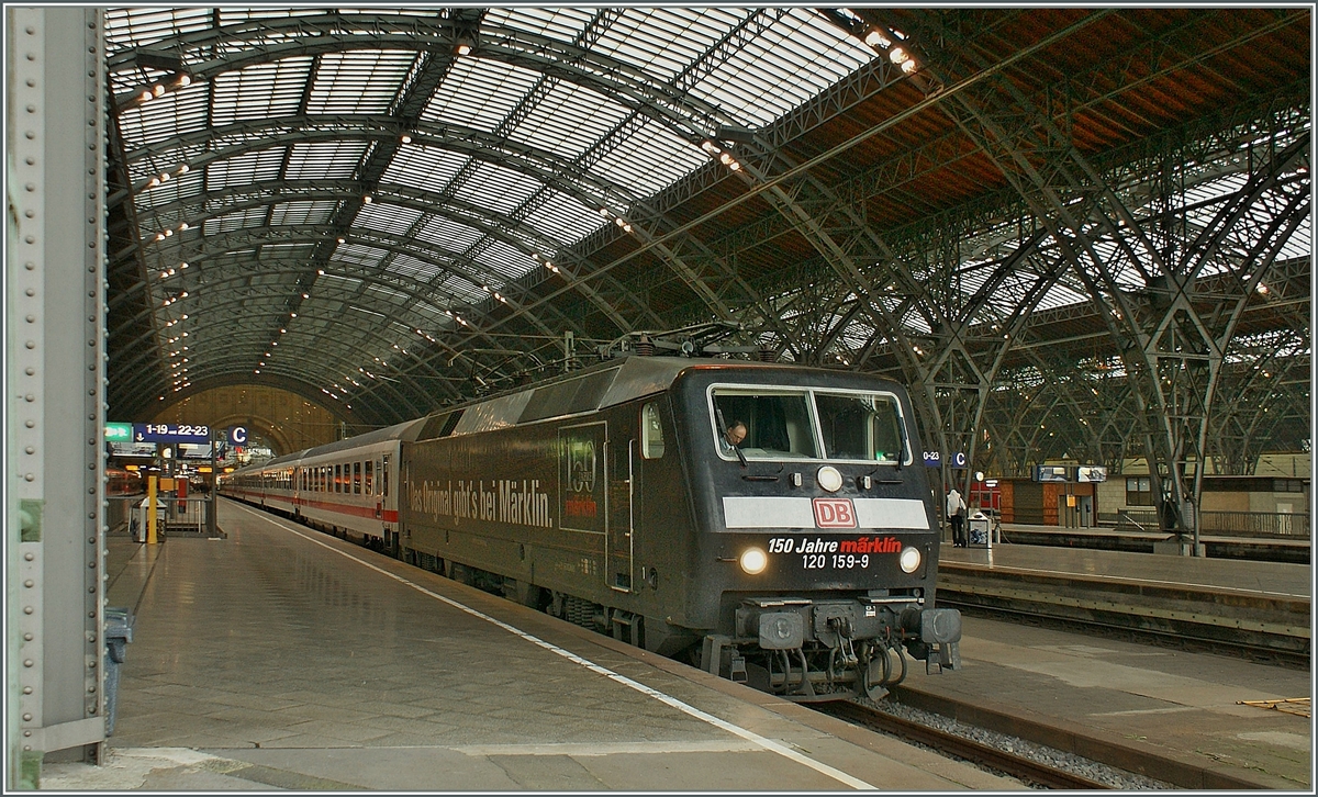 Die DB 120 159-9 in Leipzig , das  Original  rauscht übrigens deutlich weniger...
8. Nov. 2009