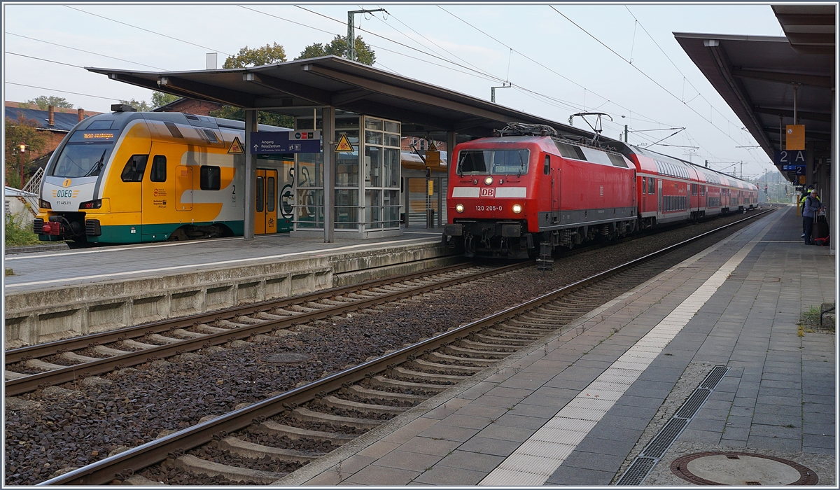 Die DB 120 205-0 mit einem RE von Rostock nach Hamburg trifft in Schwerin auf den ODEG KISS ET 445.111 nach Berlin.
23. Sept. 2017