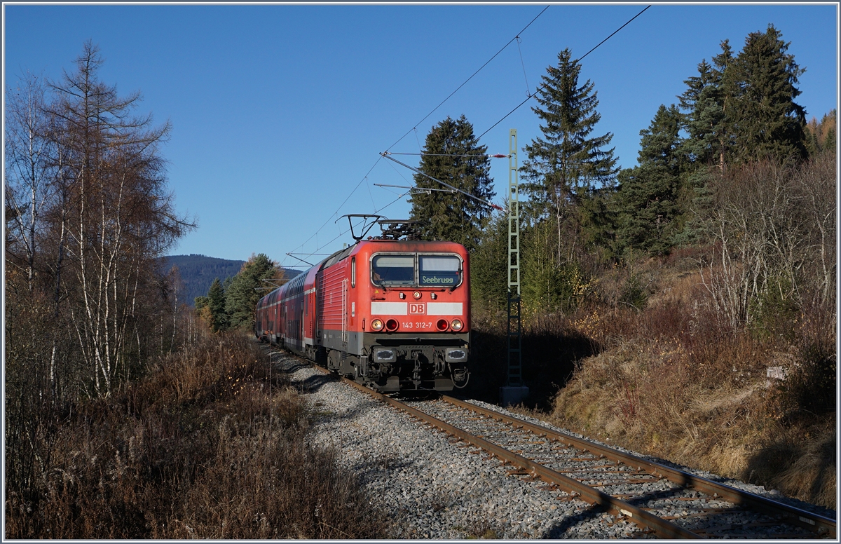 Die DB 143 312-7 zwischen Aha und Schluchsee auf der Dreiseebahn. Zwischenzeitlich sind die Loks durch durch 146 ersetzt worden. Zum Zeitpunkt der Aufnahme wusste ich um die bevorstehende nderung nicht Beschied, ansonsten htte ich sicher das eine oder andere zustzliche Bild gemacht.
29. Nov. 2016