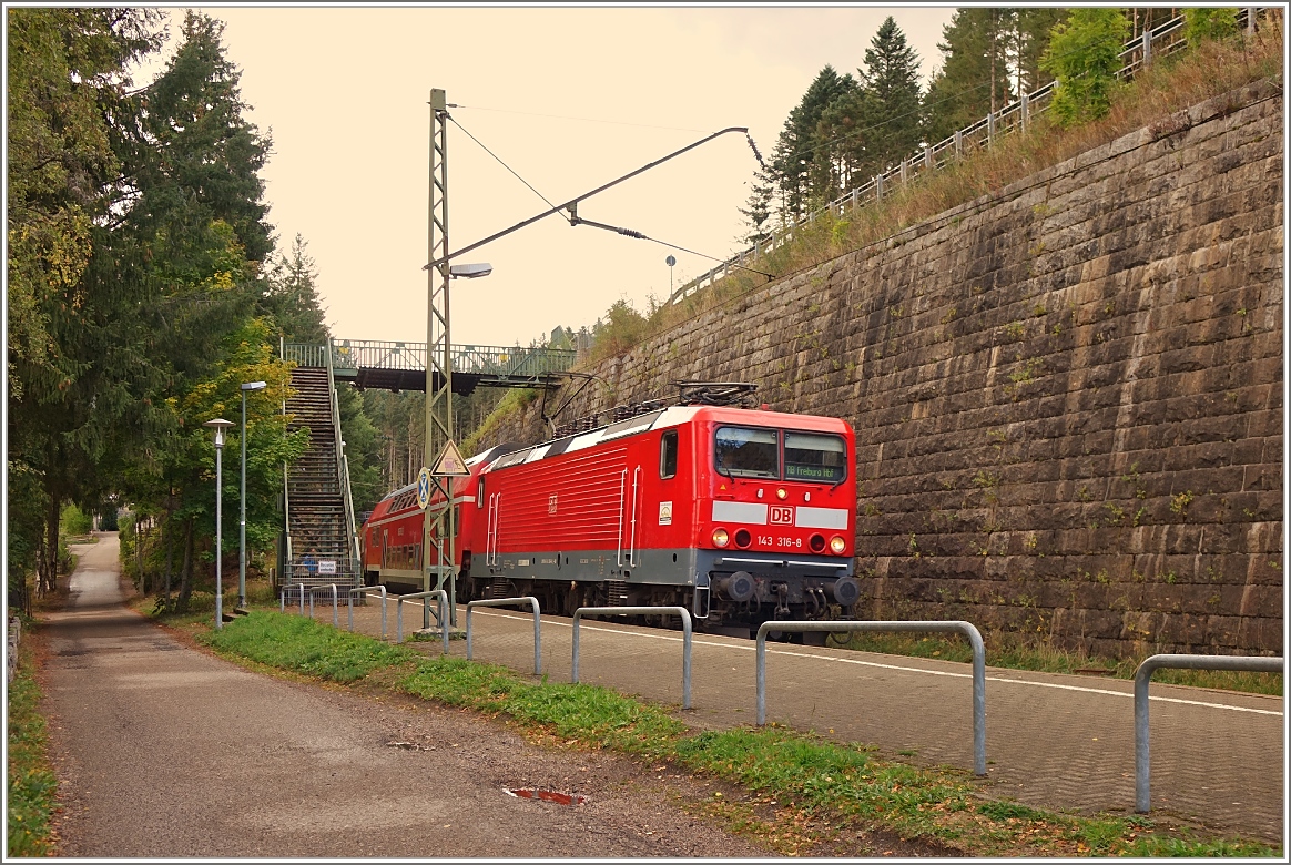 Die DB 143 316-8 erreicht ihren Zielbahnhof Seebrugg.
(14.09.2015)