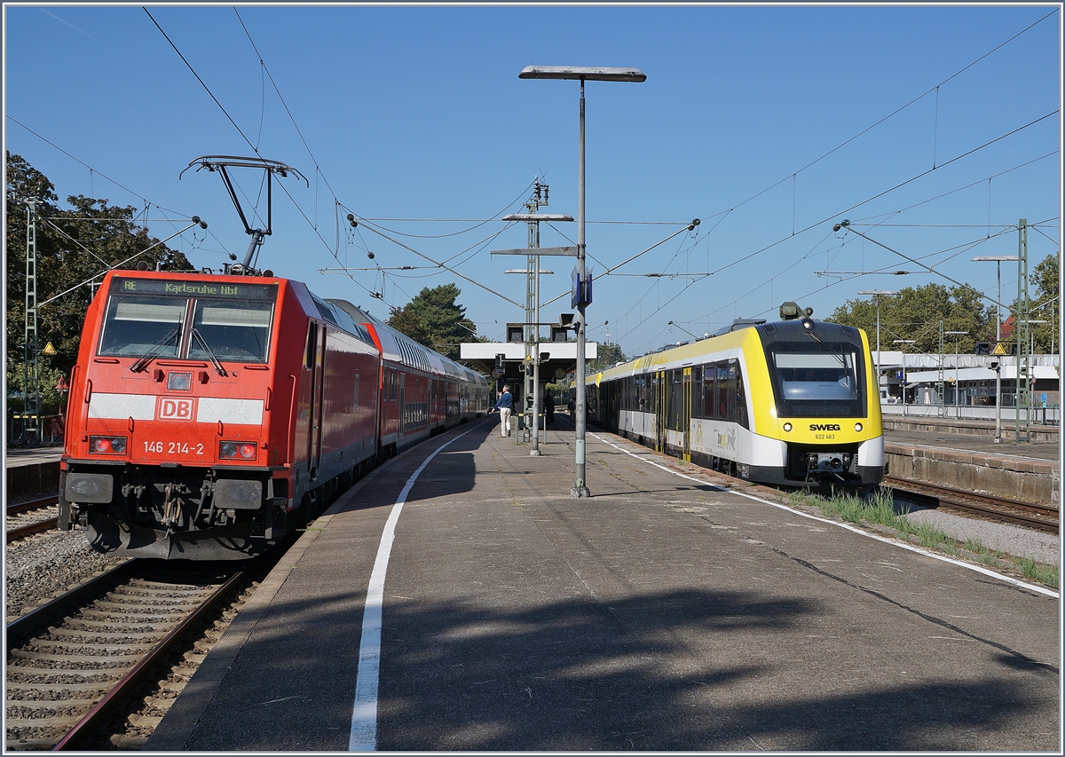 Die DB 146 214-2 wartet in Radolfzell mit ihrem RE nach Karlsruhe auf den Anschluss des VT 622 463 von Friedrichshafen. 

21. Sept. 2019 