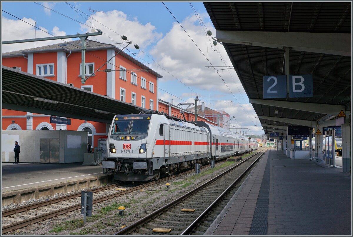 Die DB  147 578-9 wartet mit einem IC nach Stuttgart (der auch mit Nahverkehrsfahrkarten benutzt werden darf) vor dem gepflegten Bahnhofsgebäude von Singen auf die Abfahrt.

19. Sept. 2022 

