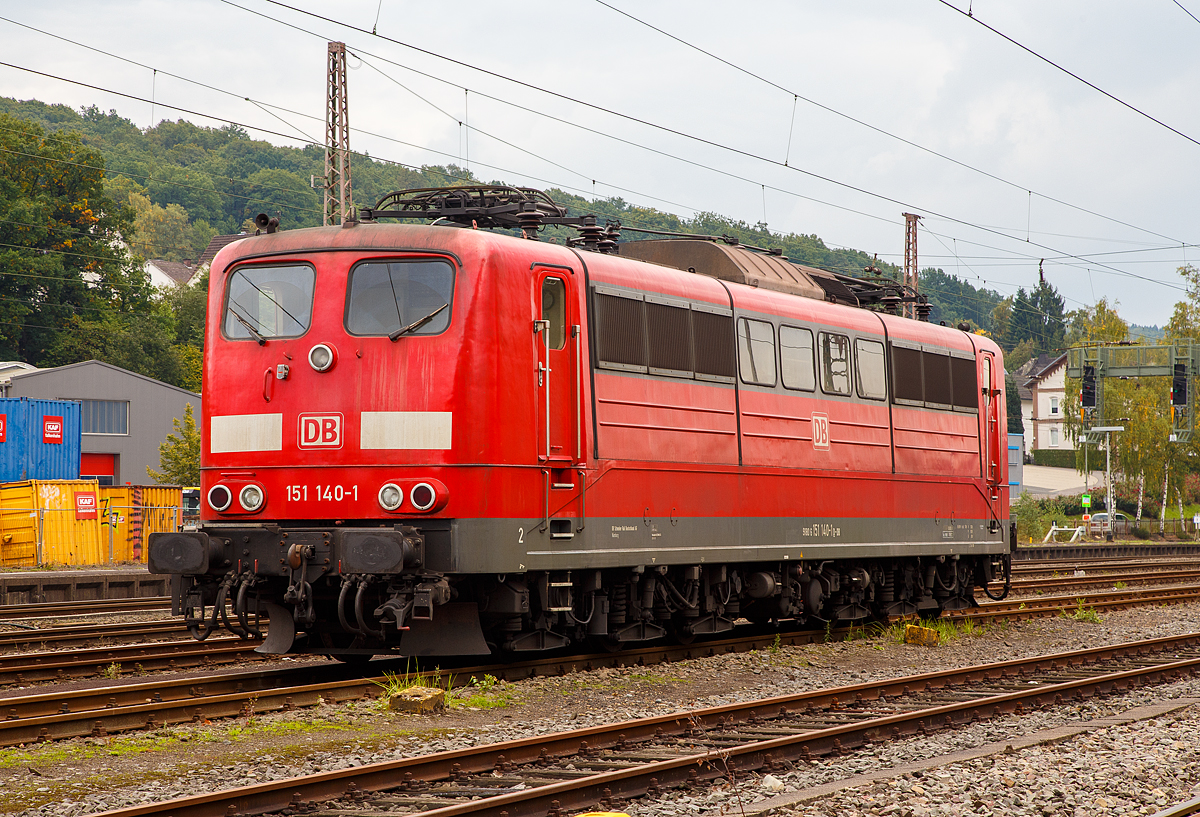 Die DB 151 140-1 (91 80 6151 140-1 D-DB) ist am 24.09.2017 in Kreuztal in der Abstellgruppe abgestellt. Hier hat sie noch die UIC-Nummer der DB, wobei sie eigentlich schon zum 01.01.2017, als 91 80 6151 140-1 D-Rpool zur Railpool zählt. Denn zum 01.01.2017 wurden je 100 sechsachsige elektrische Altbau-Lokomotiven der Baureihen 151 und 155 an den Lokvermieter Railpool verkauft. Die DB Cargo mietet daraufhin 100 Loks von Railpool wieder an.

Die Lok wurde 1976 von Krauss-Maffei in München-Allach unter der Fabriknummer 19808 gebaut (elektrischer Teil von Siemens) und an die DB geliefert. 