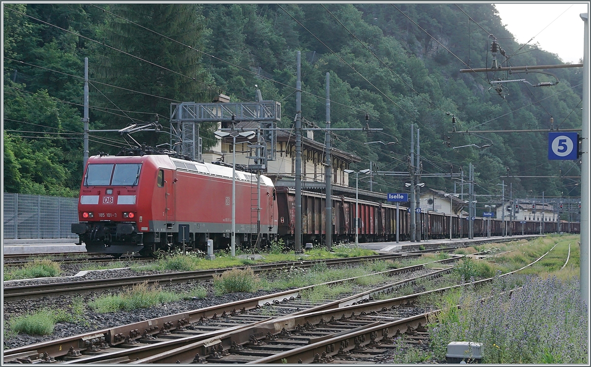 Die DB 185 133-6, 140-1 und 185 101-3 sind mit ihrem Tonerdezug in Iselle di Trasquera in Richtung Domo II unterwegs. 

Ein kleines Detail am Rande, welches mein Sicherheitsgefühl erheblich stört: 
Das Schlusssignal am letzen Wagen, obwohl dieser mit der nachschiebenden 185 101-3 fest verbunden ist.

21. Juli 2021