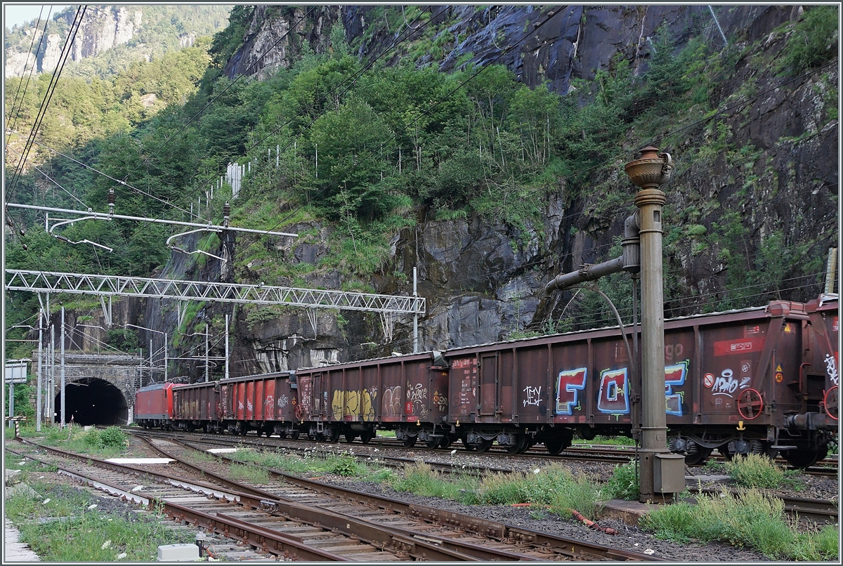 Die DB 185 133-6, 140-1 und 185 101-3 sind mit ihrem Tonerdezug in Iselle di Trasquera in Richtung Domo II unterwegs.

21. Juli 2021
