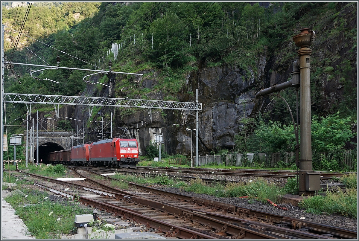 Die DB 185 133-6, 140-1 und 185 101-3 sind mit ihrem Tonerdezug in Iselle di Trasquera in Richtung Domo II unterwegs. 

21. Juli 2021