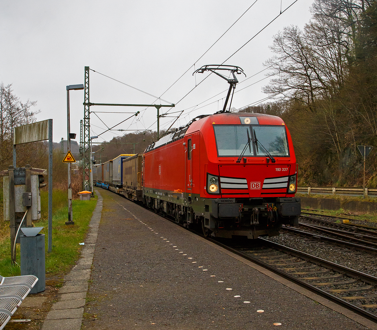 Die DB 193 337 (91 80 6193 337-3 D-DB) fährt am 08.04.2022 mit einem KLV-Zug durch den Bf Scheuerfeld (Sieg) in Richtung Köln.

Die Siemens Vectron MS (200 km/h - 6.4 MW) wurden 2018 von Siemens unter der Fabriknummer 22417 und gebaut, sie hat die Zulassungen für  D / A / CH / I / NL / B  (Deutschland, Österreich, Schweiz, Italien, Niederland und Belgien) und kann so vom Mittelmeer bis an die Nordsee ohne Lokwechsel durchfahren.