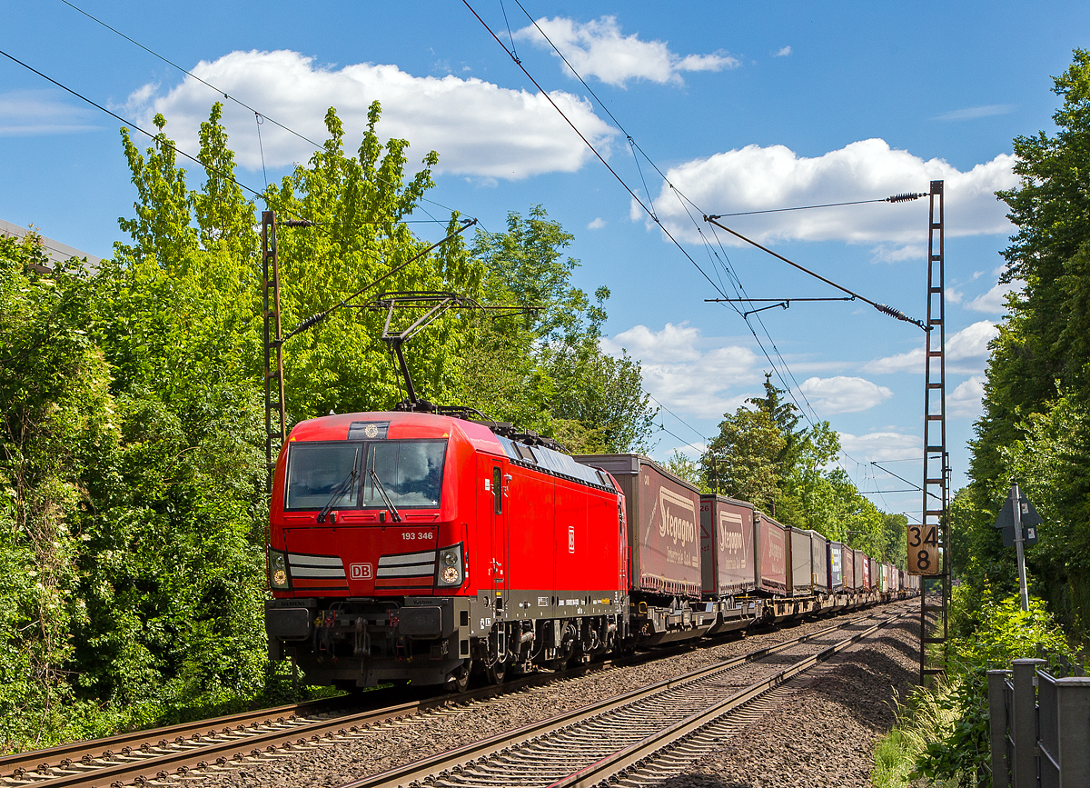 Die DB 193 346-4 (91 80 6193 346-4 D-DB) fhrt am 30.05.2020 mit einem KLV-Zug durch Bonn-Gronau in Richtung Norden (Kln).

Die Siemens Vectron MS (200 km/h - 6.4 MW) wurden 2018 von Siemens unter der Fabriknummer 22474 und gebaut, sie hat die Zulassungen fr D/A/CH/I/NL.