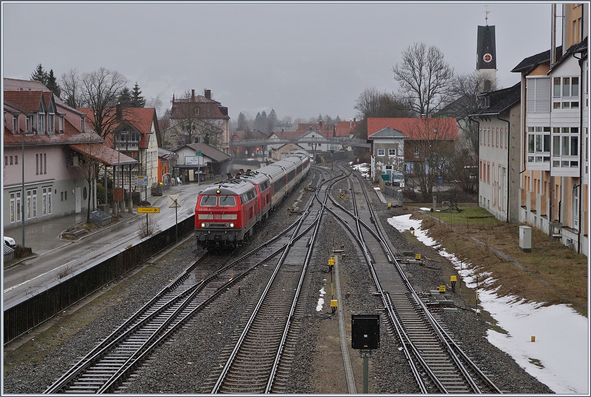 Die DB 218 426-5 und 421-6 fahren mit ihrem EC 196 in Immenstadt durch.

15. März 2019